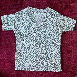 White Birch leopard short sleeve top w/criss cross NWOT